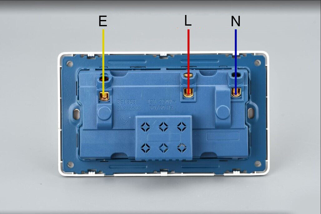 Double Wall Plug Socket 2 Gang 13A W 2 Charger USB  Outlets Flat Plate UK